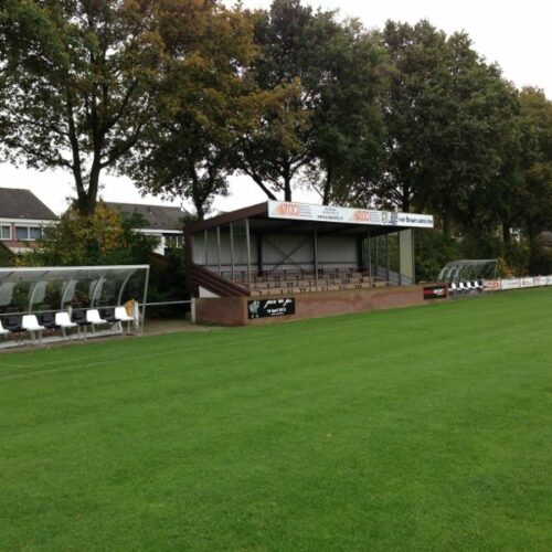 Dugout voetbal model 150 72 Onze dug-outs DO150 lengte 5 meter met kuipzitjes in clubkleuren. Wist u dat wij ook de afgebeelde tribune leveren? Model Replay, de modulaire tribune voor sportverenigingen.